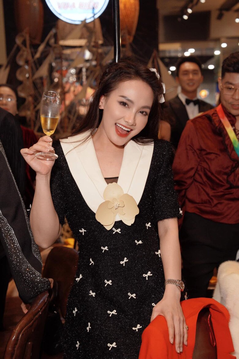 Cùng với đó là làn da trắng hồng mịn màng.