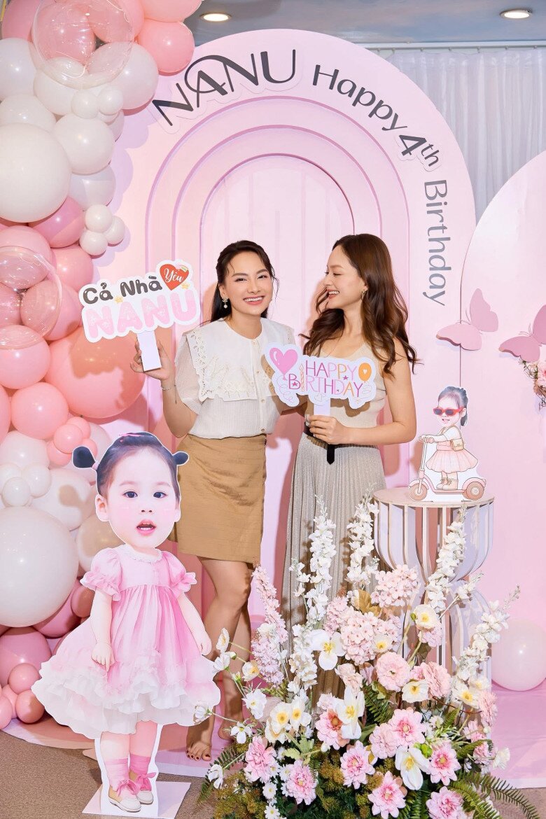 Hai mỹ nhân màn ảnh Việt xinh đẹp ngọt ngào như chị em sinh đôi khi hội ngộ trong dịp mới đây.
