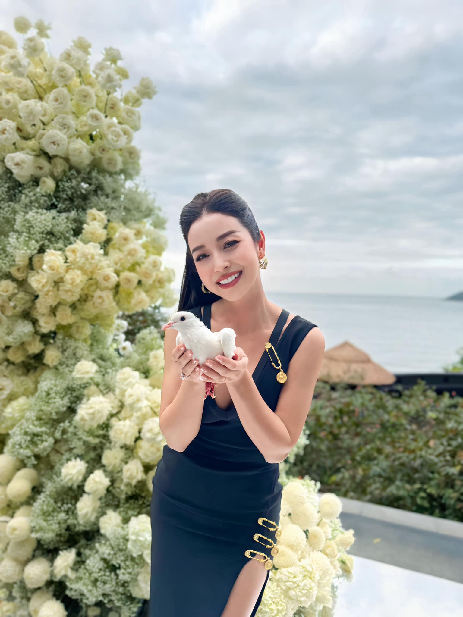 Nàng hậu phối phụ kiện khéo léo và tinh tế để phù hợp với trang phục.