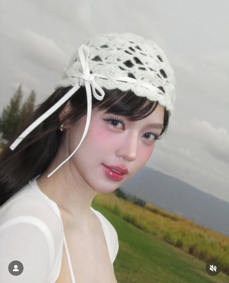 Hoa hậu Thanh Thuỷ đội chiếc mũ đan len xinh tươi với hoạ tiết thắt nơ rất phù hợp với vẻ đẹp ngọt ngào của cô. Từ ngày đăng quang, nàng hậu chăm chỉ đổi mới phong cách đa dạng, giúp hình ảnh nổi bật đúng chuẩn ngôi sao. 