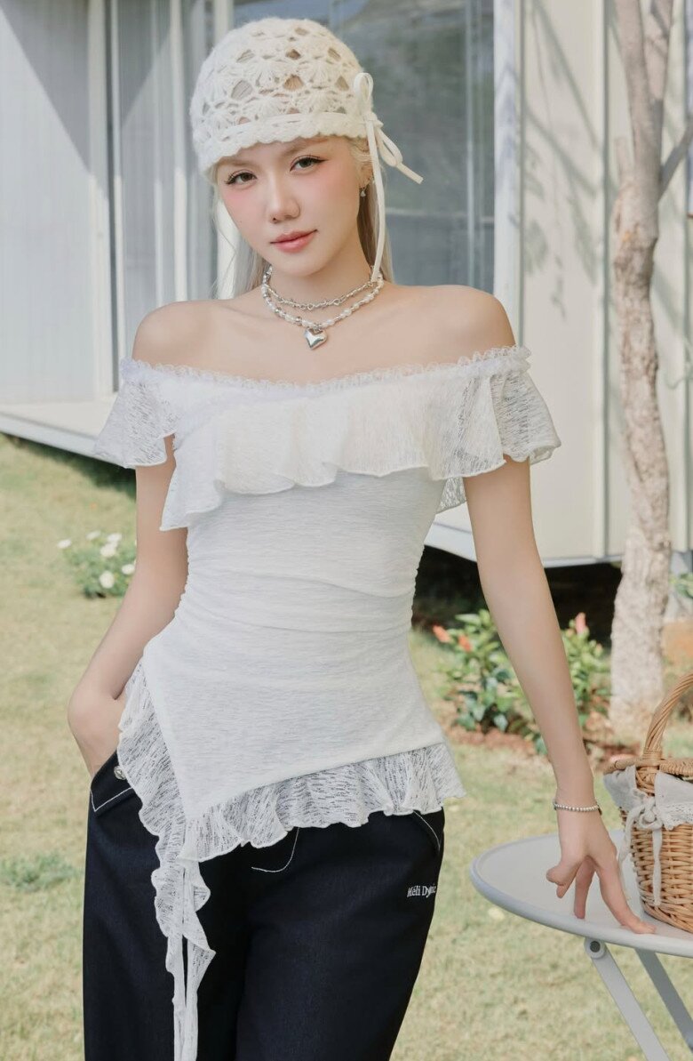 Phương Ly sở hữu nhiều chiếc mũ crochet nhất nhì mùa hè này, cô ứng dụng liên tục và mang lại hình ảnh mới mẻ, thời trang và vẫn ngọt ngào đúng chuẩn nàng thơ làng nhạc Việt.