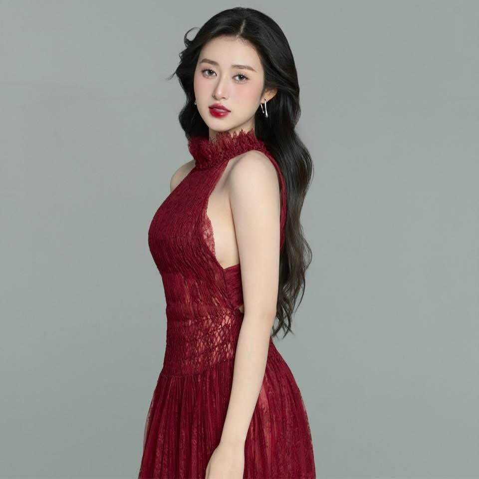  Trâm Anh nhận được sự ủng hộ mạnh mẽ từ gia đình trên con đường chinh phục các cuộc thi nhan sắc. Cô cho biết bản thân chưa từng yêu đương, vì hiện tại muốn tập trung hoàn toàn cho học tập và trọng trách lan tỏa sứ mệnh “vì hành tinh xanh”. 