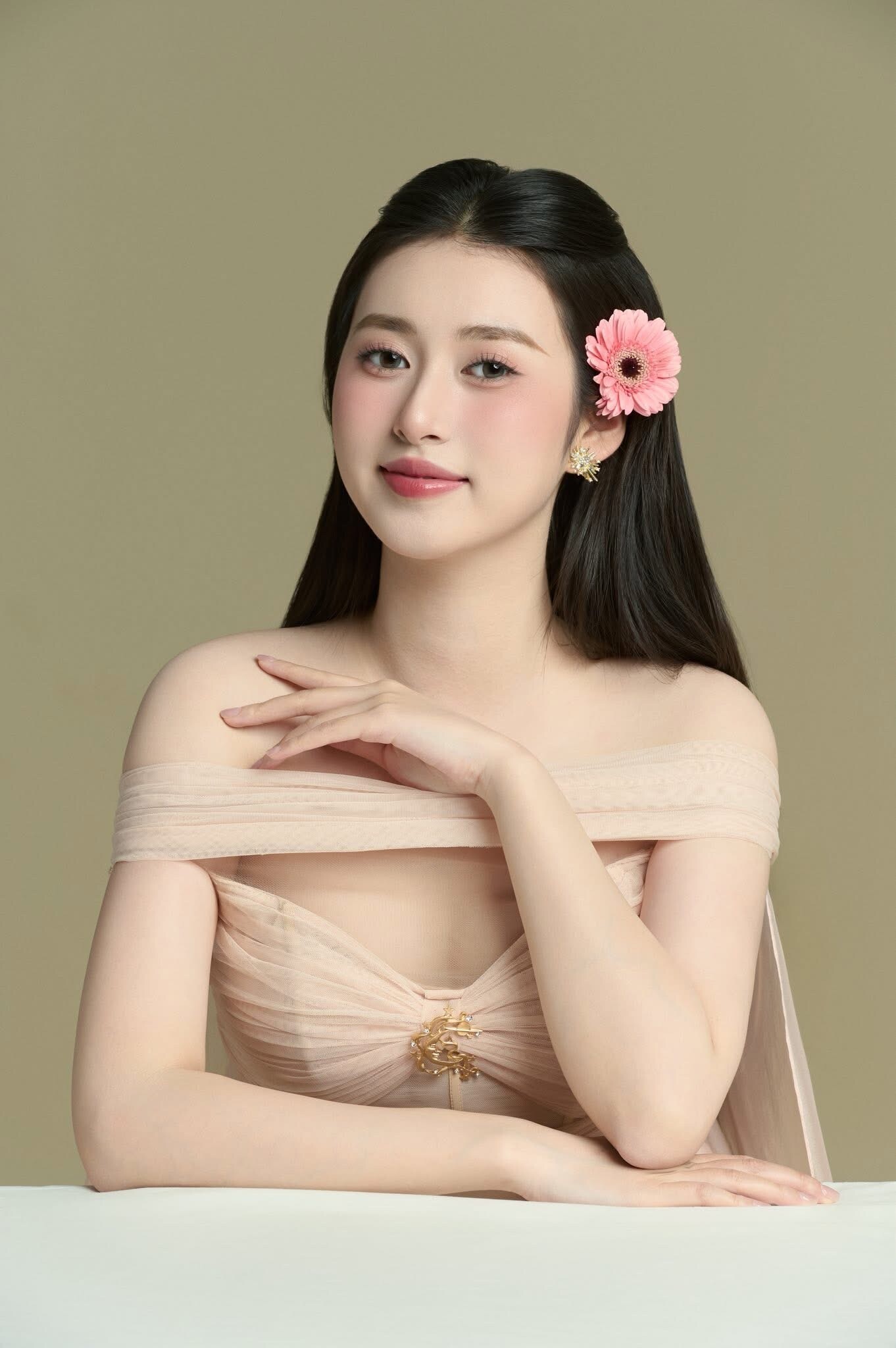 Với gương mặt thanh tú, nụ cười nhẹ nhàng và thần thái thanh lịch, Trâm Anh nhanh chóng trở thành tâm điểm chú ý từ những ngày đầu cuộc thi.
