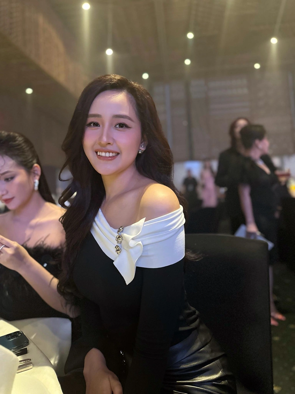 Nhan sắc nuột nà và tươi như hoa của nàng hậu.