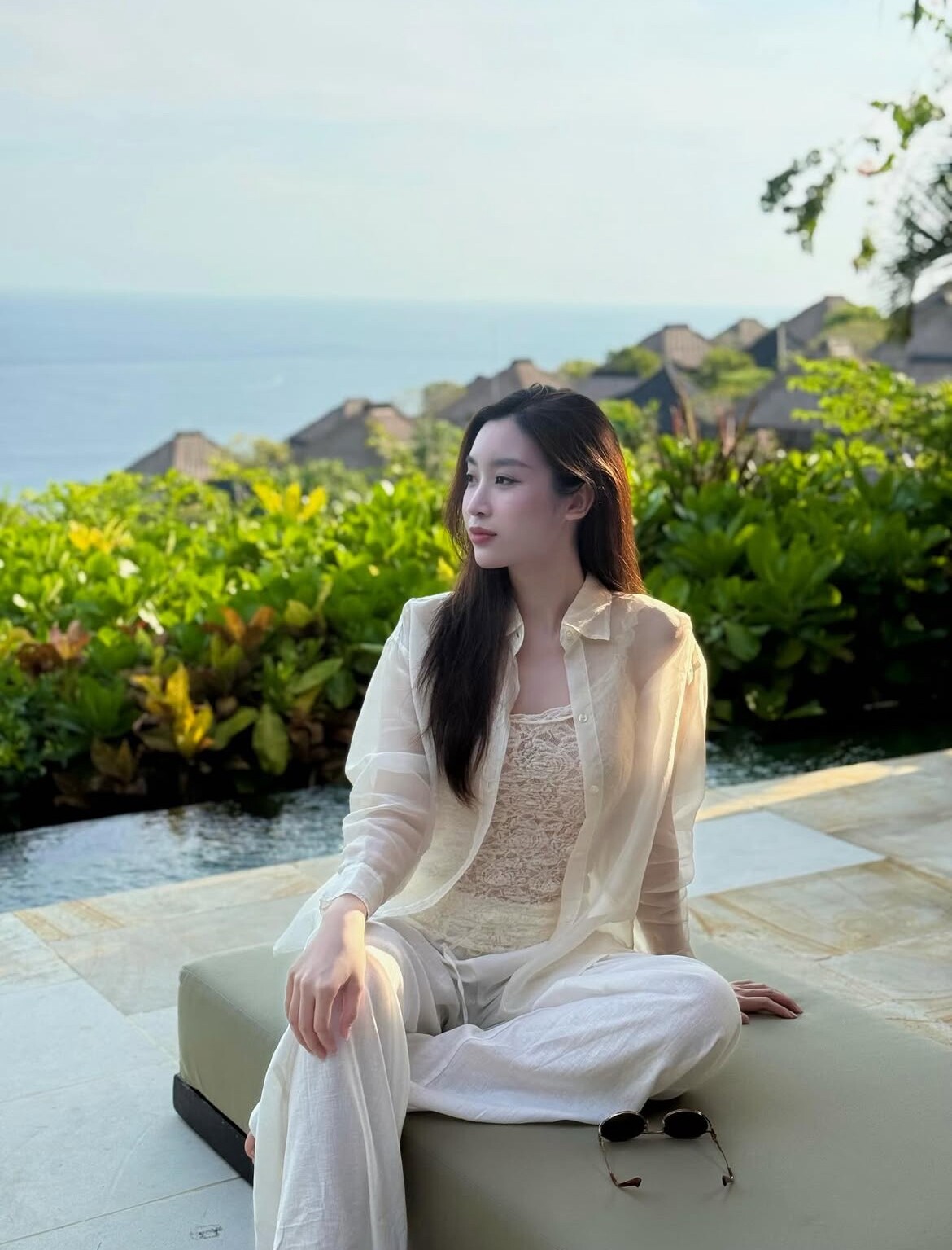 Hoa hậu Đỗ Mỹ Linh phối đồ đi biển nửa kín nửa hở, sang chảnh đúng chuẩn phu nhân chủ tịch là đây.
