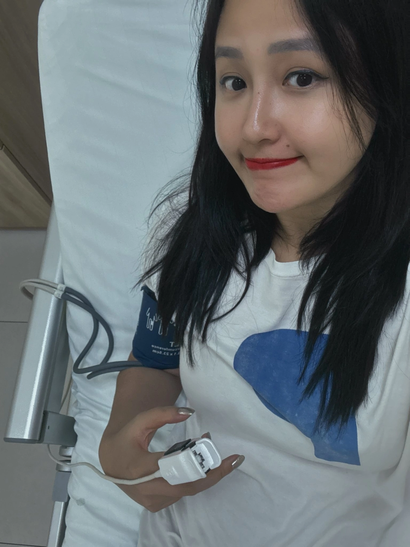 Dù vậy, không thể phủ nhận rằng với gương mặt mộc, màu son đỏ đã giúp Mai Phương Thuý trông có thần sắc hơn rất nhiều. 