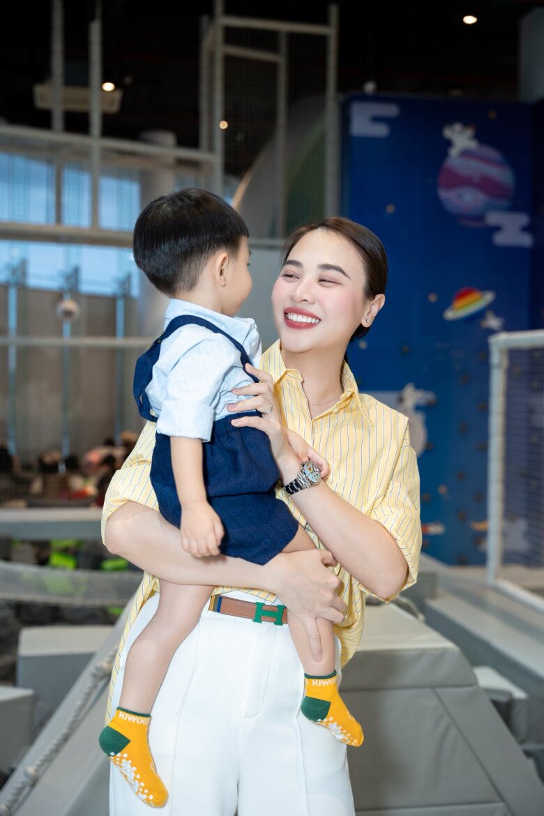Đàm Thu Trang luôn đồng hành cùng các con, đó cũng là cách cô tiếp thêm năng lượng tinh khôi cho bản thân.