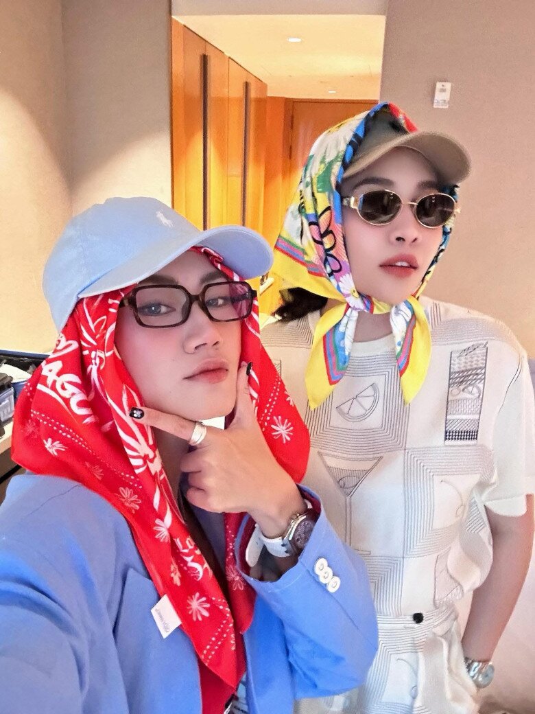 Đàm Thu Trang trang điểm nhẹ nhàng và nhấn vào đôi môi đọ sắc bên Pông Chuẩn để sẵn sàng chờ Diệp Lâm Anh đến đón đi xem đại nhạc hội.