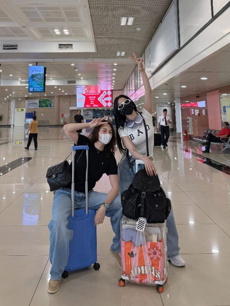 Đàm Thu Trang và Diệp Lâm Anh lên đồ cực chất ở sân bay để đến Hà Nội, hai mỹ nhân khoe chân dài với quần jeans và giày bệt, tóc xoã đơn giản.