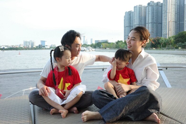 Đàm Thu Trang được khen ngợi là hình mẫu của một bà mẹ chăm lo chu toàn mọi thứ vẫn sang chảnh trong mọi khoảnh khắc.