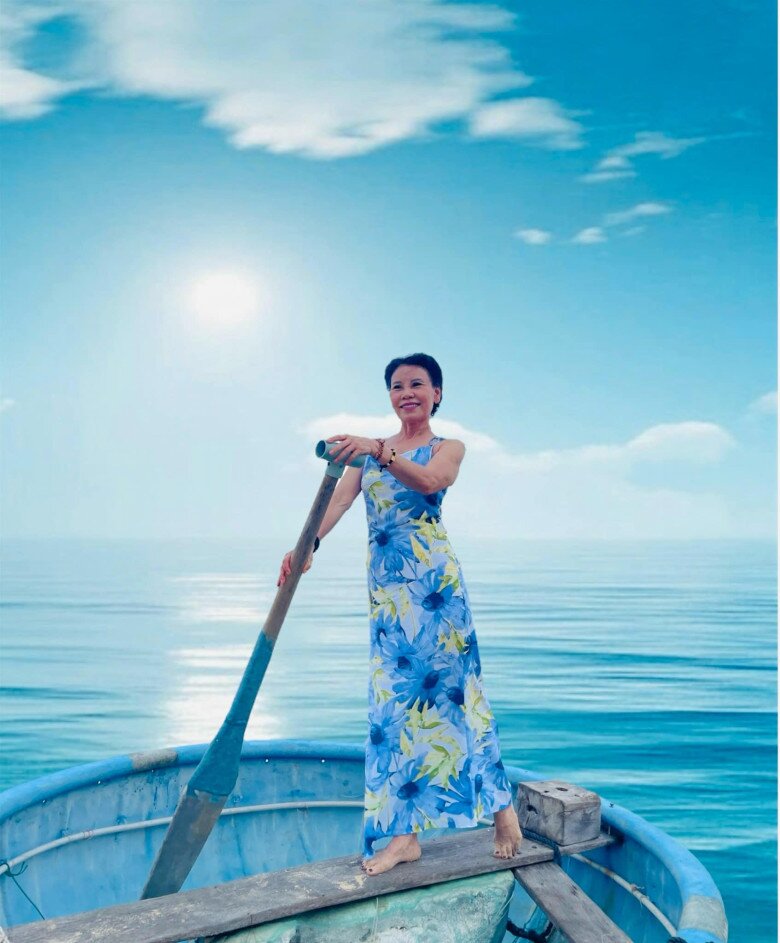 Giờ đây bà có cuộc sống an yên, bình lặng nhưng nhiều năng lượng tươi đẹp.