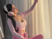 Outfits thể thao ngày hè của sao: Năng động hút ẩm nhưng phải khoe được đường cong hút mắt như thế này!