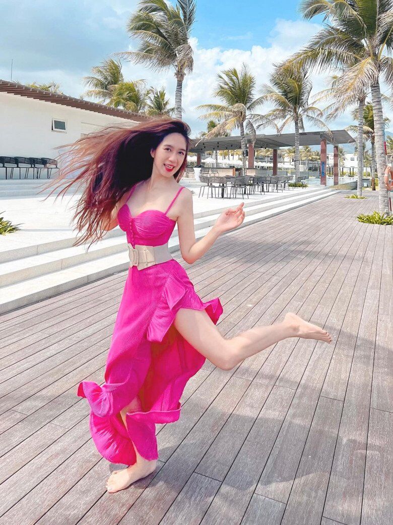 Style đi biển của 3 sao nữ đình đám: Người khoe dáng triệt để với bikini, người amp;#34;kín cổng cao tườngamp;#34; vẫn gây thương nhớ - 11