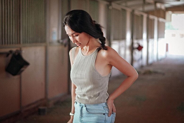 Áo thun ba lỗ và quần jeans là những món đồ cô diện nhiều nhất trong suốt quá trình nổi tiếng cho đến thời điểm hiện tại.
