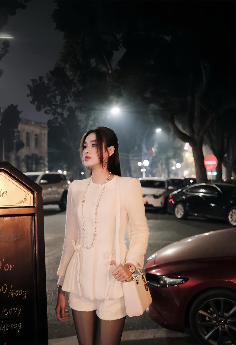 Thật thiếu sót nếu bỏ qua chiếc túi chiếc túi Lady Dior giá khoảng 150 triệu đồng và thường kết hợp cùng những trang phục nữ tính. Nàng hậu xinh đẹp phối túi cùng váy áo thanh lịch như một công nương trời Tây khi đi dạo cùng bạn bè ở nước ngoài. 