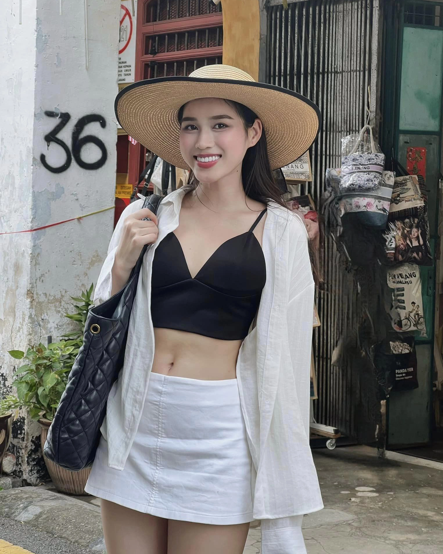 Túi tote của Saint Laurent giá khoảng 120 triệu đồng được doanh nhân 10X sử dụng khi đi du lịch Malaysia hồi cuối năm 2024. Từ khi trở thành doanh nhân, Đỗ Thị Hà bắt đầu mua sắm nhiều hàng hiệu xa xỉ hơn trước đây.