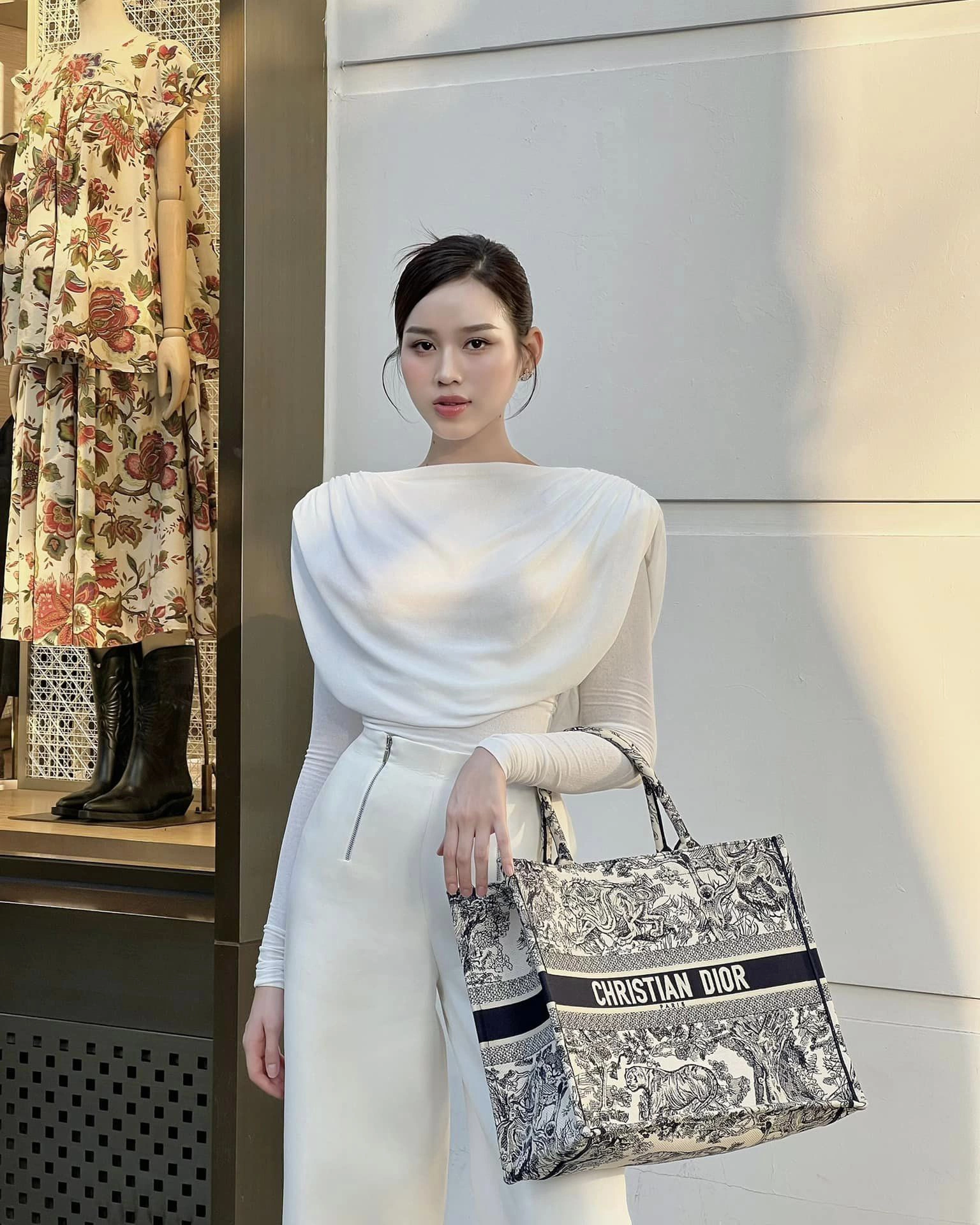 Túi Dior Book Tote với khoang chứa đồ rộng rãi giá khoảng 86 triệu đồng được Đỗ Thị Hà dùng trong nhiều dịp trước đây. Mẫu túi cũng là món đồ được cô thường xuyên dùng để đi sân bay du lịch, công tác trong và ngoài nước.