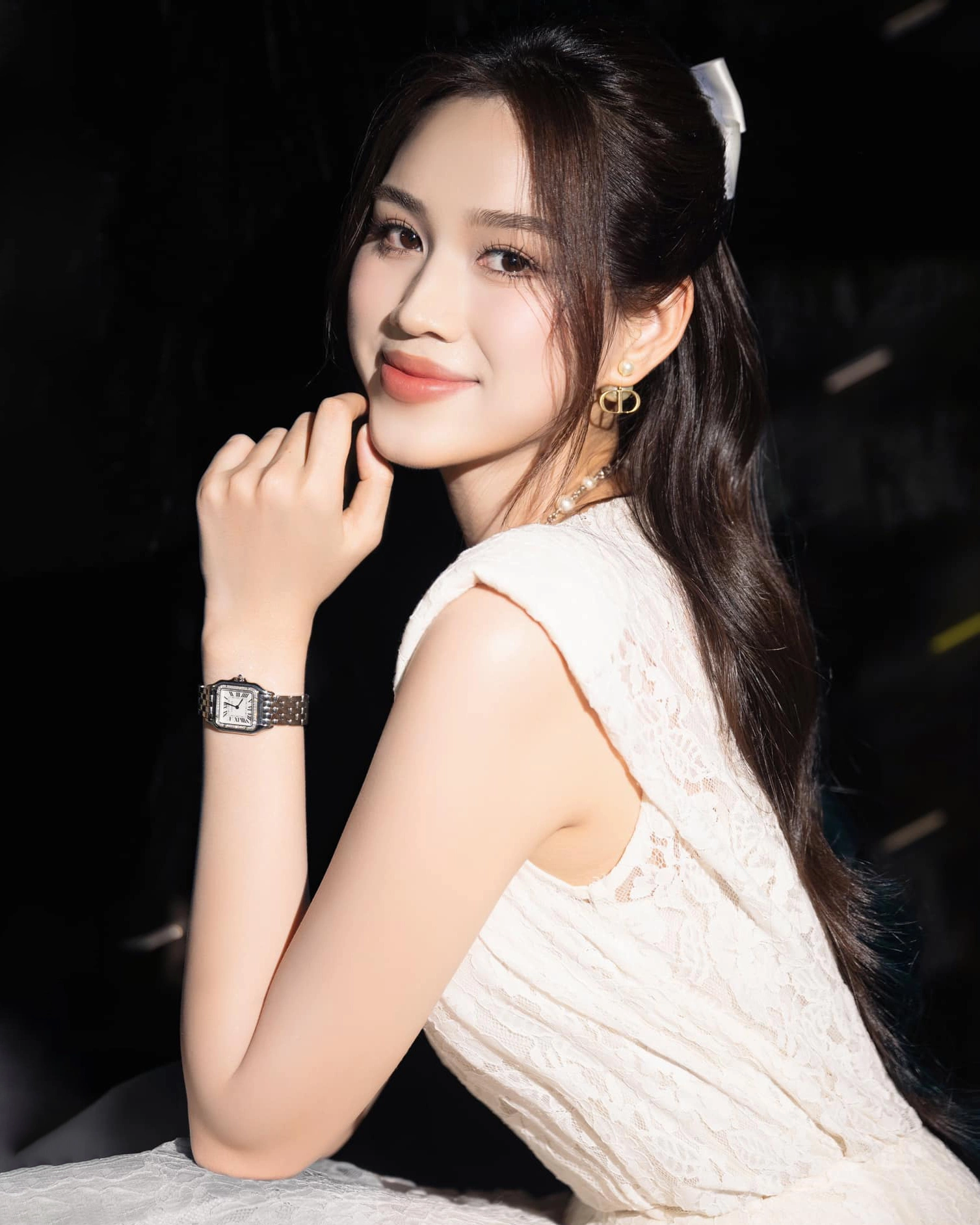Đỗ Thị Hà tạo dáng với mẫu đồng hồ Panthère kinh điển của thương hiệu Cartier. Thiết kế làm bằng thép không gỉ, viền được đính kim cương cắt sáng chói, phom dáng hình vuông cổ điển. Trên website của thương hiệu, món phụ kiện được định giá 9.650 USD (khoảng 250 triệu đồng). Nàng hậu phối cùng bộ trang sức ngọc trai của nhà mốt Dior.