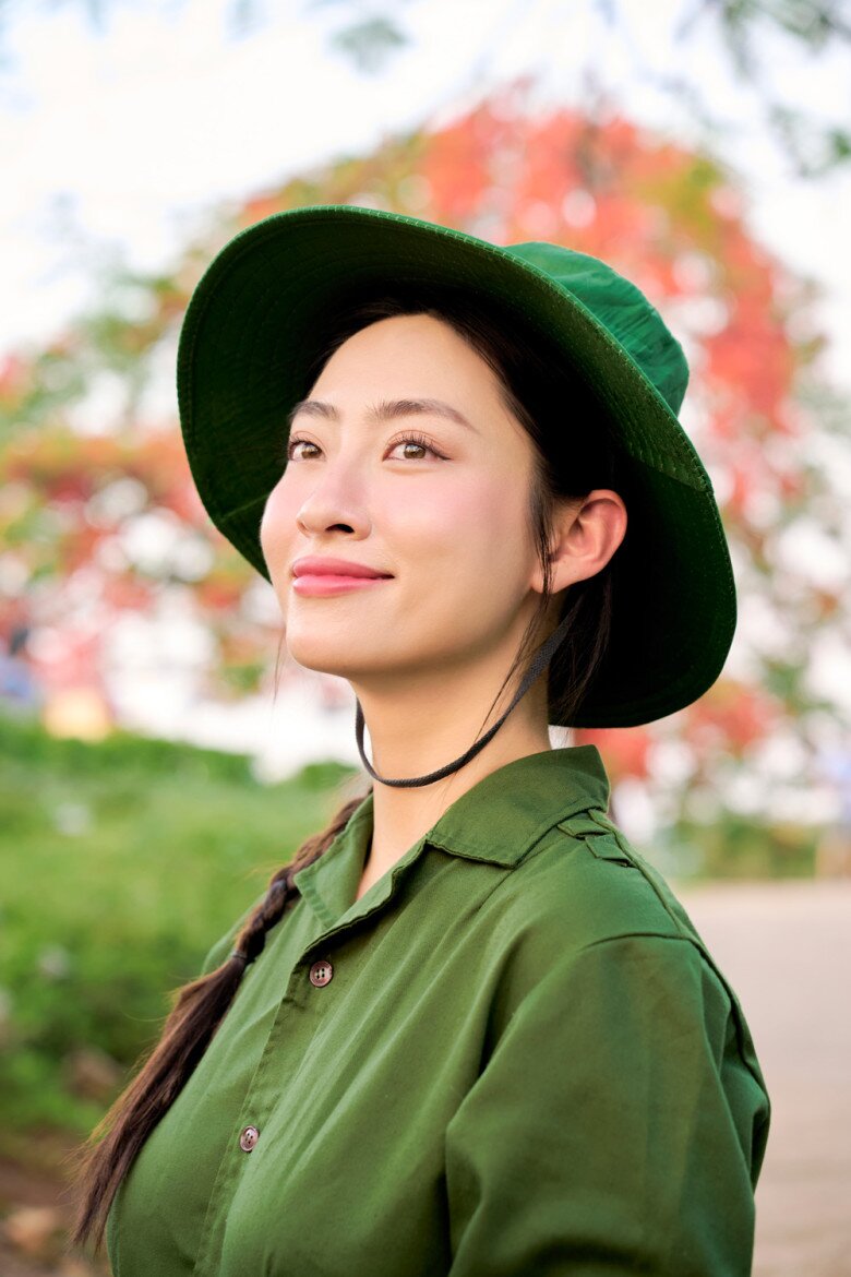 Cận cảnh vẻ đẹp mộng mơ trong màu áo lính của Lương Thuỳ Linh.