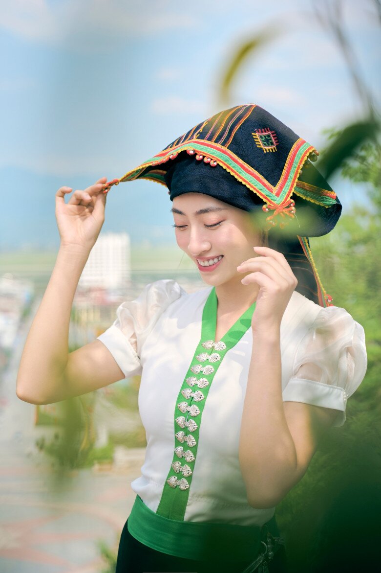 Dù trang điểm nhẹ nhàng nhưng mỹ nhân Cao Bằng vẫn đẹp phát sáng nhờ làn da trắng như bông bưởi.
