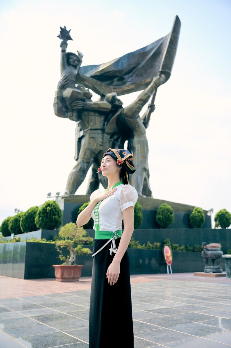 Lương Linh là nàng hậu đang theo học tiến sĩ, cô được nhận xét tài sắc vẹn toàn.