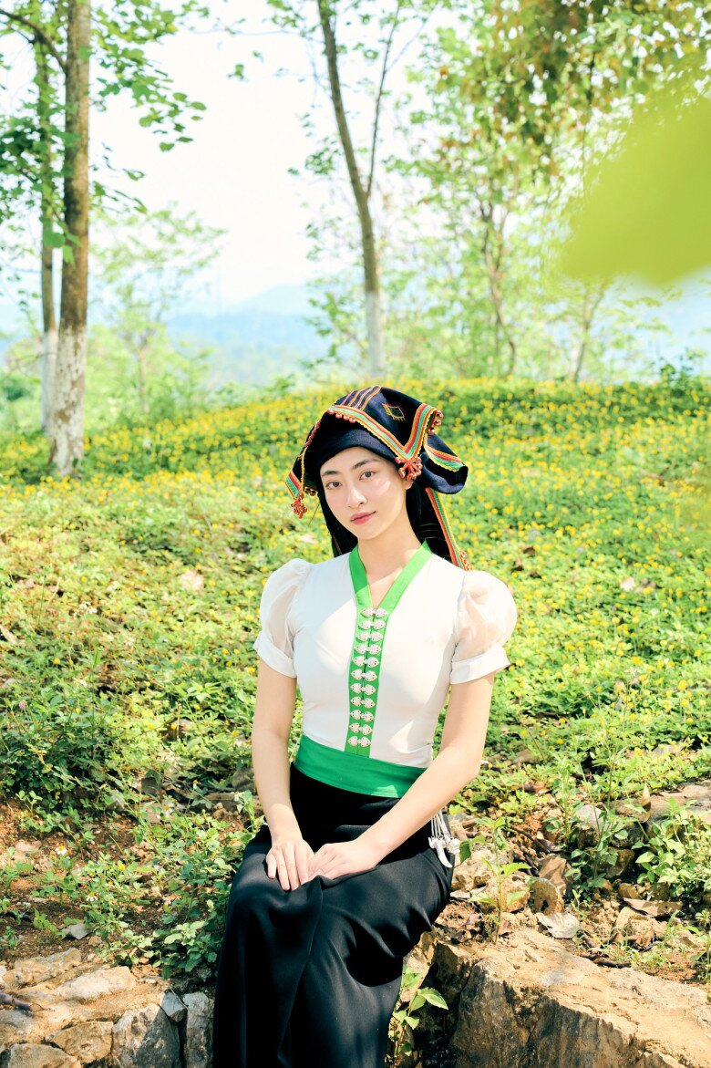 Nhan sắc mộng mơ khi khoác lên người bộ trang phục truyền thống của đồng bào Thái.