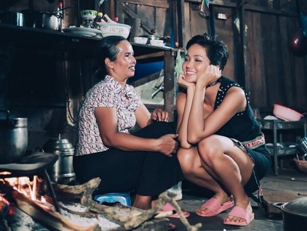 Nàng hậu rất thương mẹ, và được truyền cảm hứng từ mẹ rất nhiều.