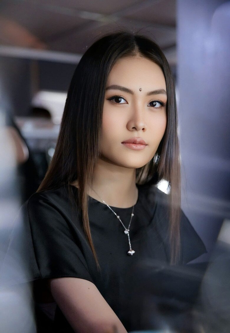 Cận cảnh vẻ đẹp và thần thái sắc lạnh của chân dài này, điều cô cần là tươi tắn nở nụ cười và kết nối nhiều hơn với công chúng.
