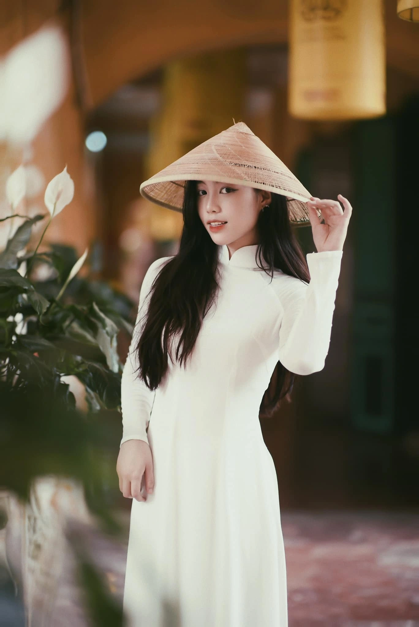 Cô nàng rất thích diện áo dài truyền thống. 