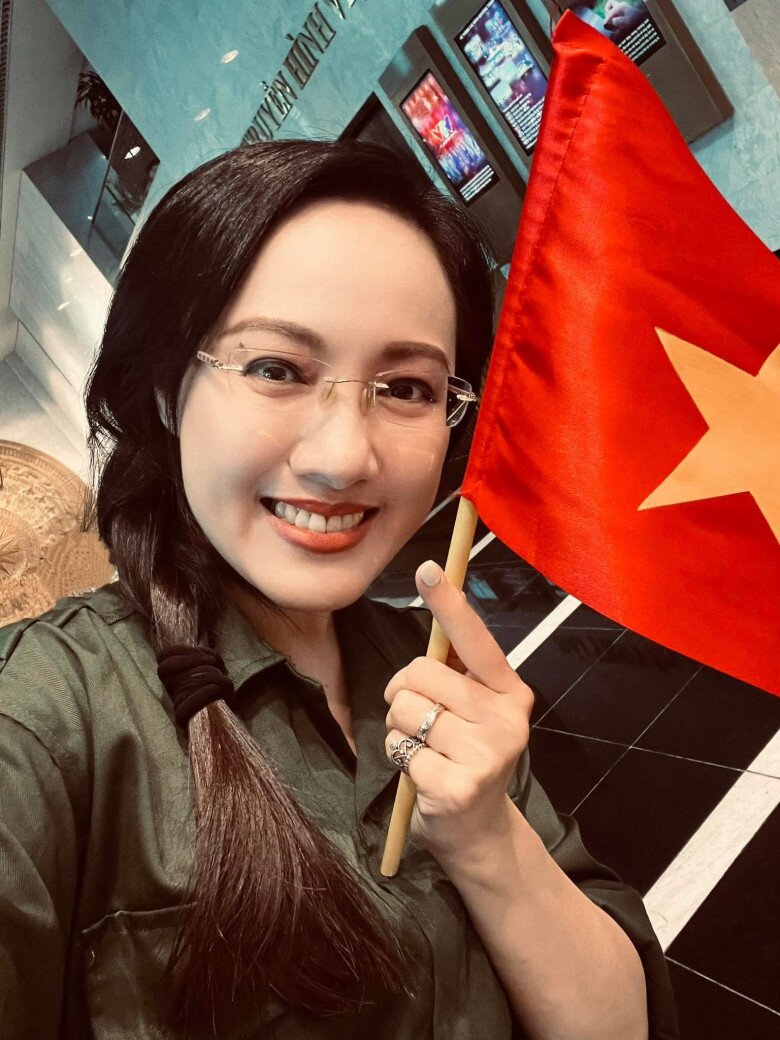  Vẻ đẹp và tri thức giúp Hoài Anh trở thành biểu tượng của làng truyền hình.