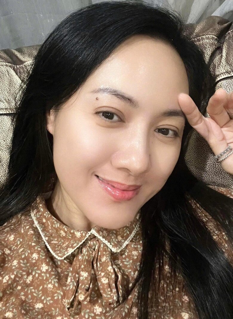 BTV Hoài Anh ở tuổi 45 vẫn nhận được nhiều lời khen của công chúng cho nhan sắc trẻ mãi không già. Nhiều người còn gọi cô với biệt danh mỹ nhân không tuổi nhờ mặt mộc đẹp hoàn mỹ
