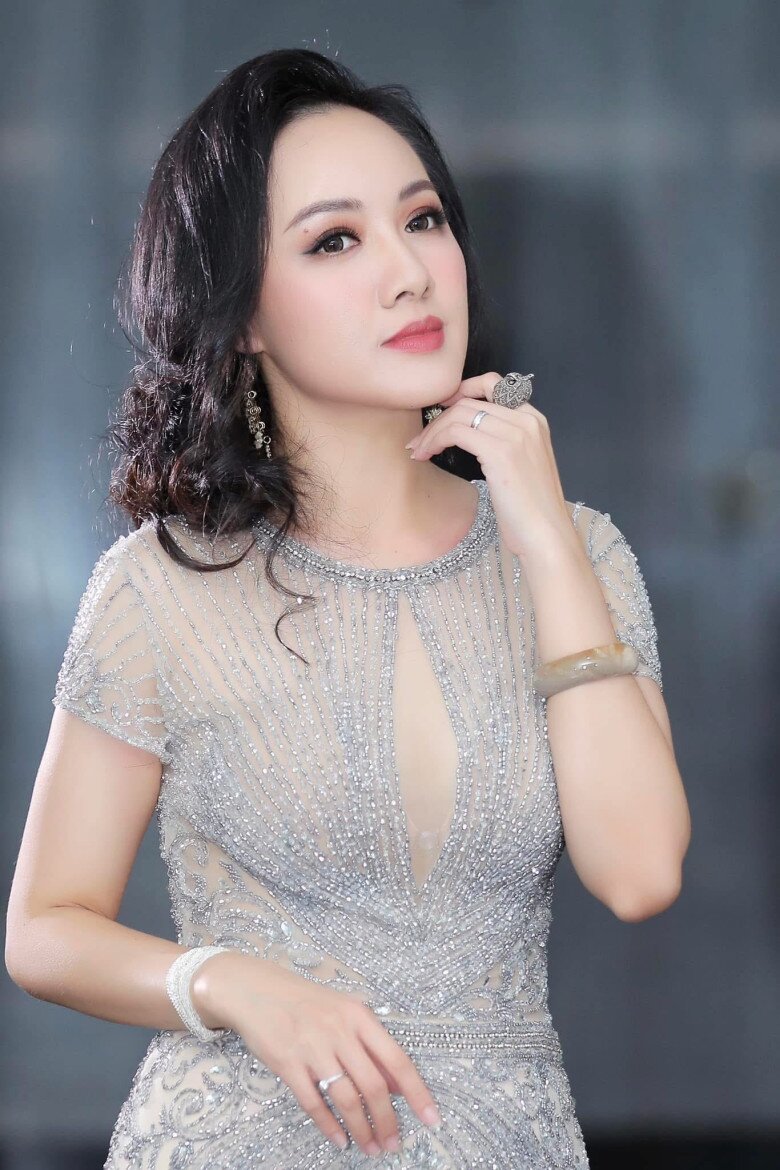 Hoài Anh được khen ngợi sở hữu nét đẹp và phong thái như Hoa hậu.