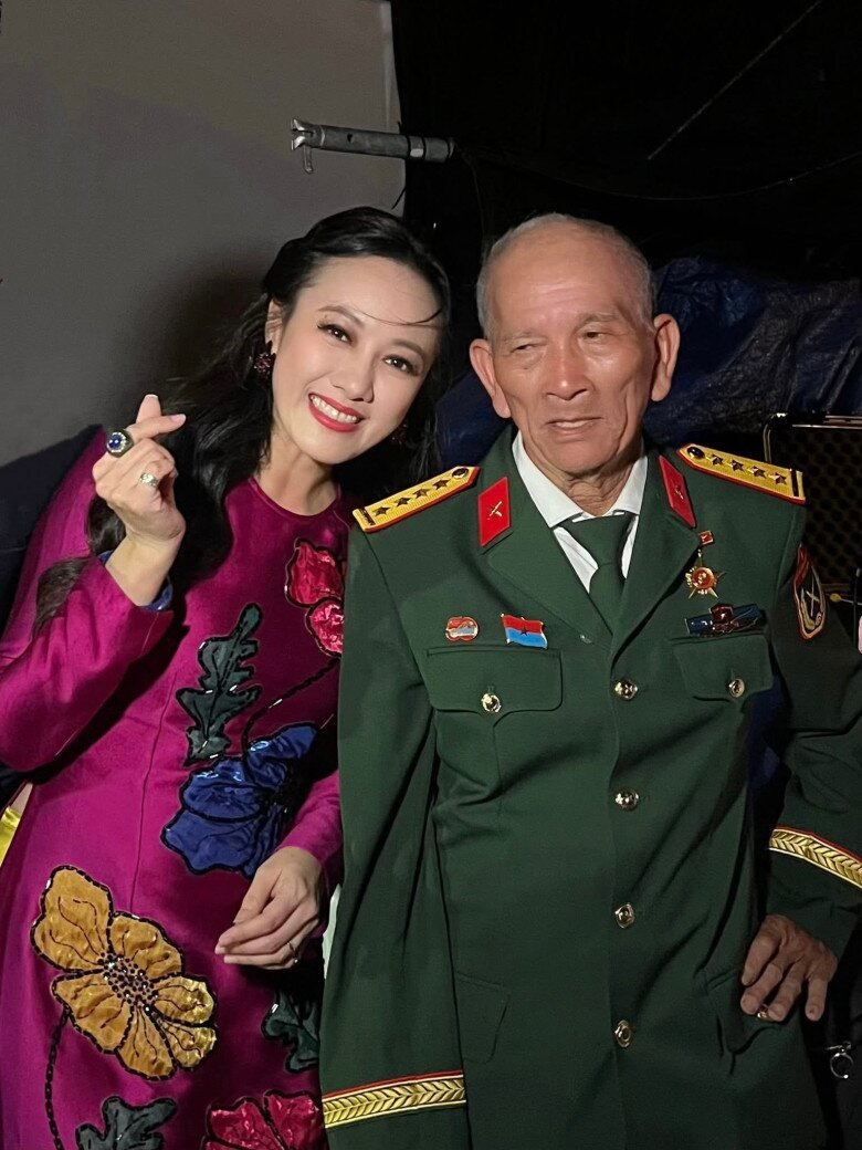 BTV Hoài Anh xinh đẹp trong chương trình đặc biệt ở đầu cầu phía Nam trong dịp mừng đại lễ 30 tháng 4.