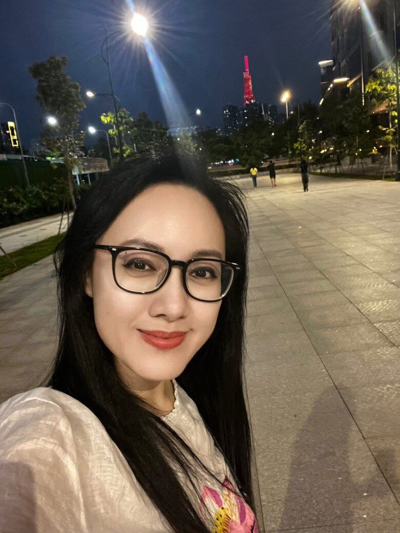  Nhan sắc tươi trẻ của nữ BTV đình đám trong ngày làm việc tại TP.HCM  vừa qua.