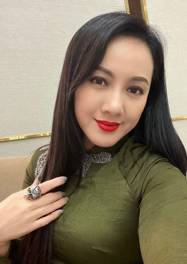Hoài Anh sở hữu mái tóc thề đen nhánh à mượt mà.