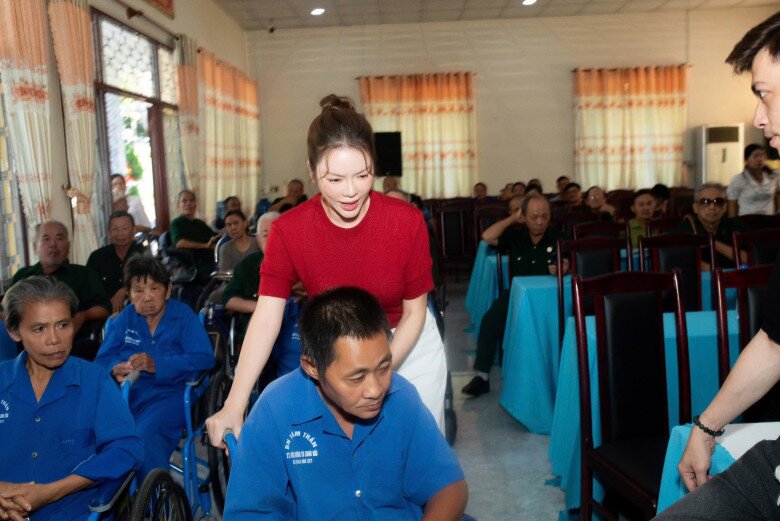 Ngoài đời, cô ứng dụng phong cách ăn mặc đơn giản, trang điểm nhẹ nhàng để tôn đường nét trên gương mặt.