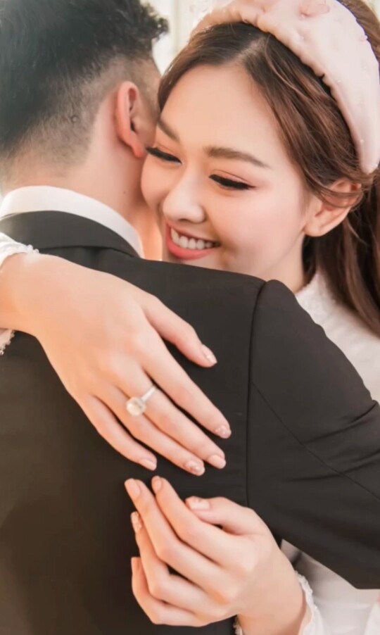 Năm 2021, Tường San sinh con đầu lòng. Thỉnh thoảng, người đẹp chia sẻ hình ảnh của chồng và con lên trang cá nhân nhưng đều che mặt.