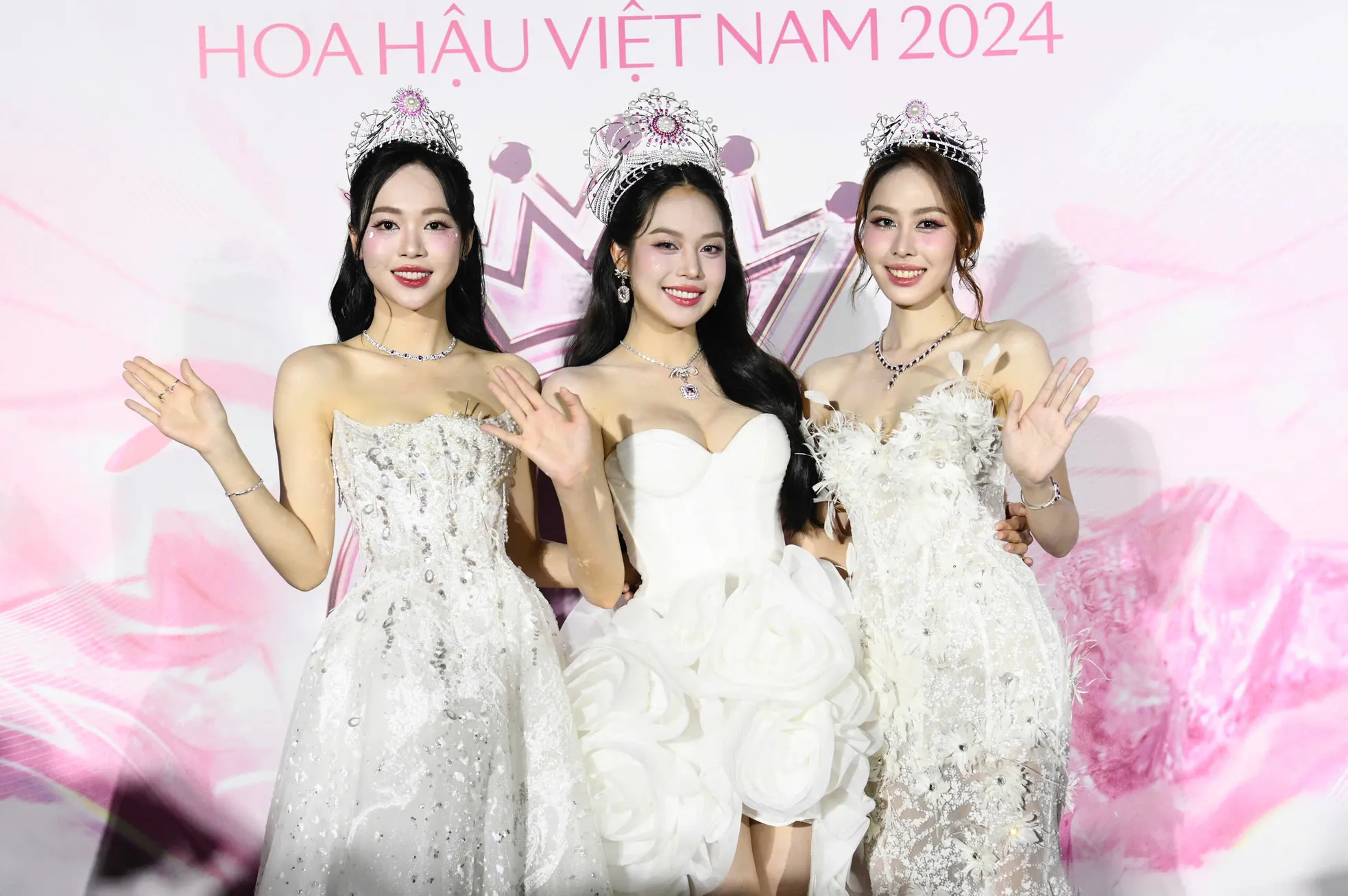 Trịnh Linh xuất hiện mới nhất là sự kiện của Hoa hậu Việt Nam, cùng với hai chị em thân thiết trong top 3.