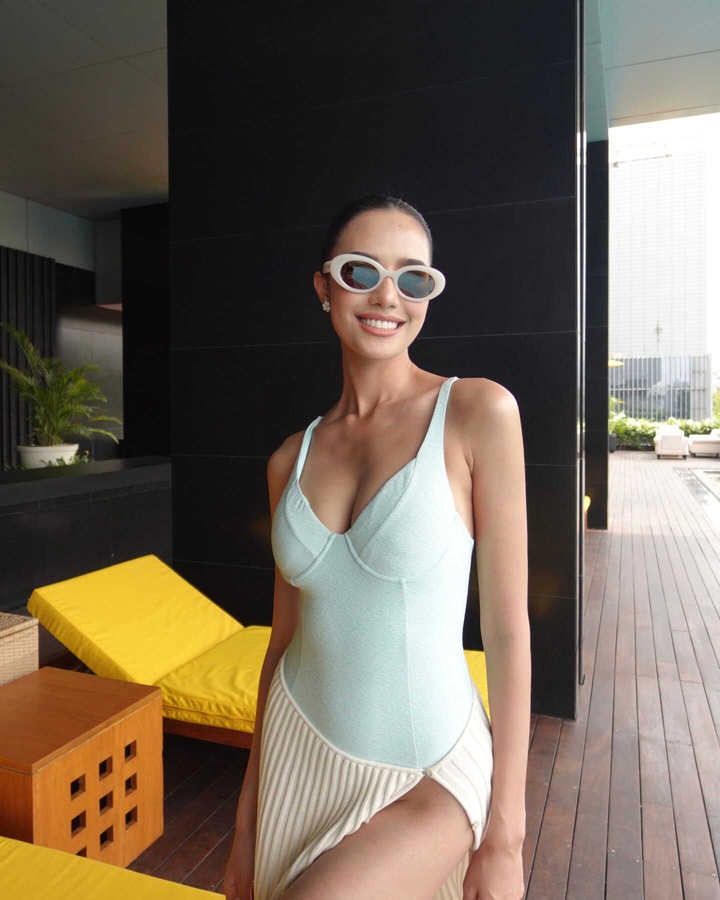 Cô mặc đồ tắm cũng kín đáo hơn người!