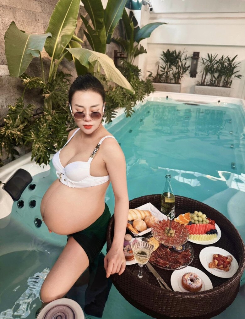 Trước đây, khi còn đang trong thai kỳ Phương Oanh cũng mê mẩn những set đồ gợi cảm.