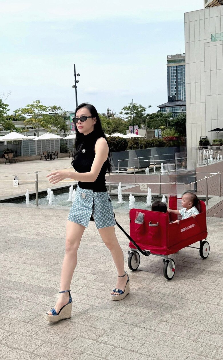 Cô set đồ Gucci đắt giá khi đưa hai con đi chơi làm ai cũng thích thú.