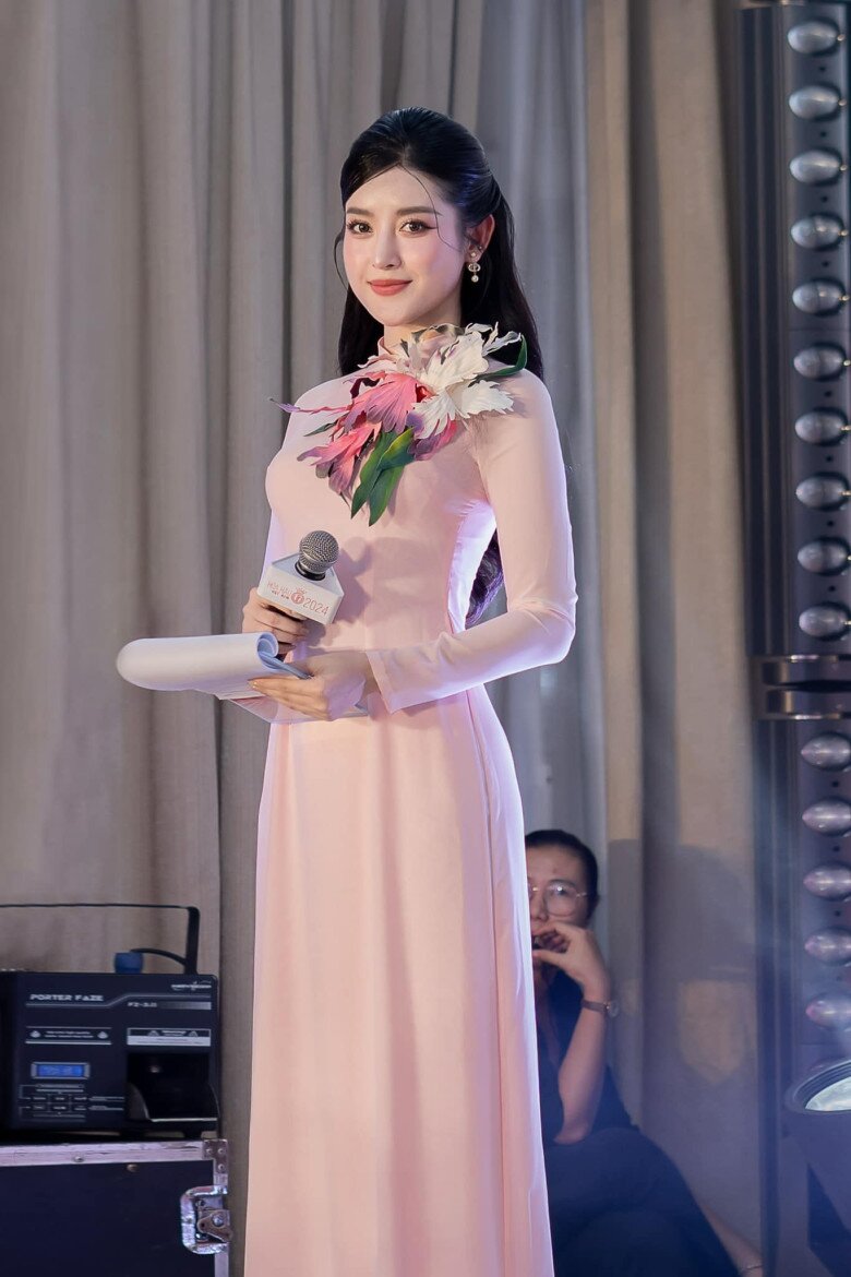 Nàng hậu cũng yêu chiếc áo dài truyền thống Việt Nam trong những dịp quan trọng.