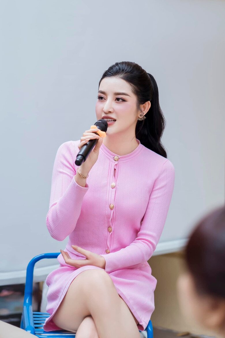 Những thiết kế màu hồng ngọt ngào luôn được nàng hậu chú ý và mua sắm.