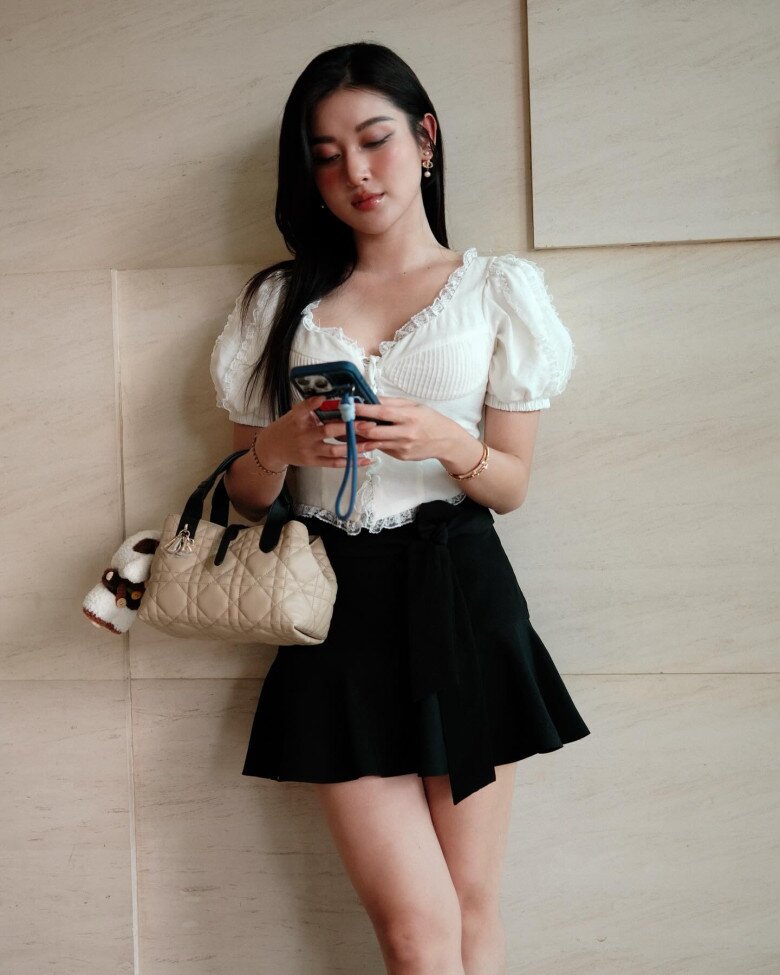 Trang phục ngắn nhưng không quá hở, có đồ bảo hộ che chắn tuyệt đối.