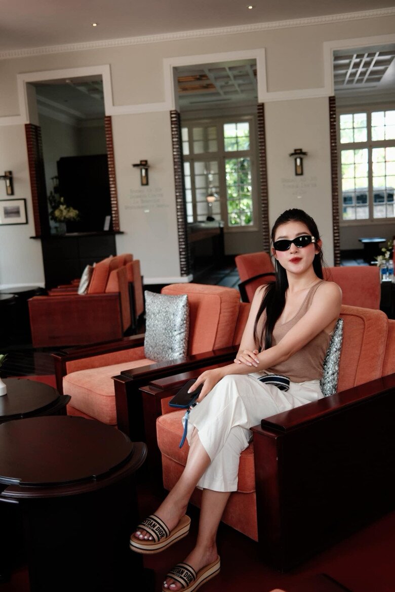Những món đồ hiệu giúp cô thêm hoàn thiện vẻ đẹp thời trang vốn có.