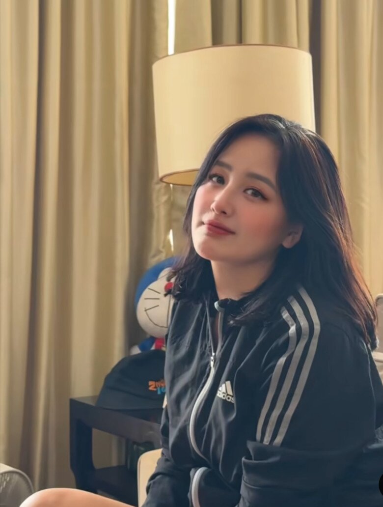Chiếc áo thể thao trước đó được Mai Phương Thuý diện nhiều lần.