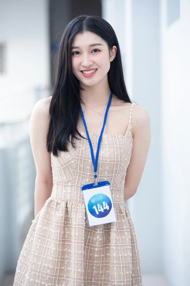 Phương Nhi luôn trung thành với phong cách thanh lịch, nhẹ nhàng như nàng thơ với những tông màu trung tính như trắng, đen, nâu, nude...