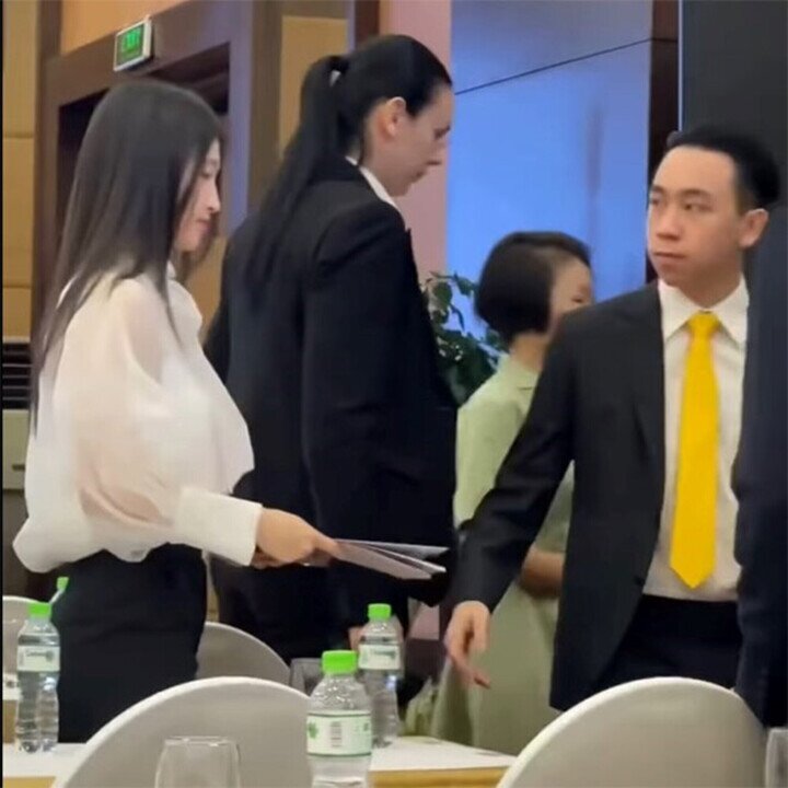 Phương Nhi diện áo sơ mi trắng đồng điệu cùng ông xã, cô phối kèm quần âu đen thanh lịch và chỉn chu.
