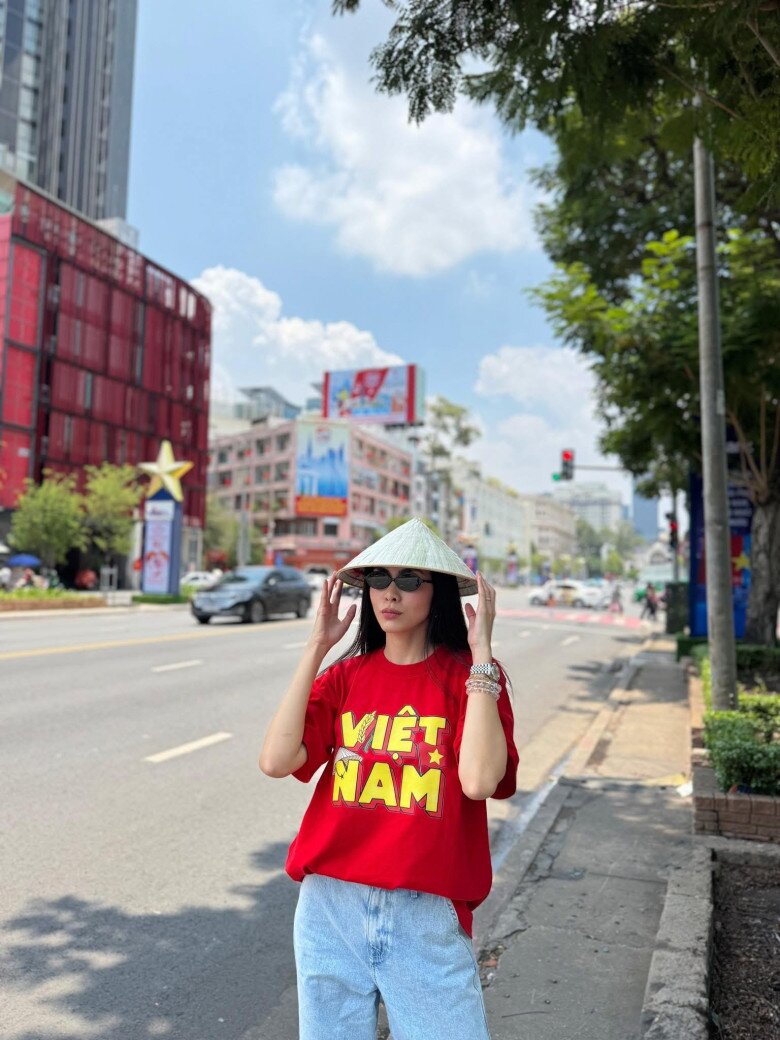 Cô chọn phụ kiện gồm đồng hồ và vòng tay chuỗi ngọc đậm chất cá tính.