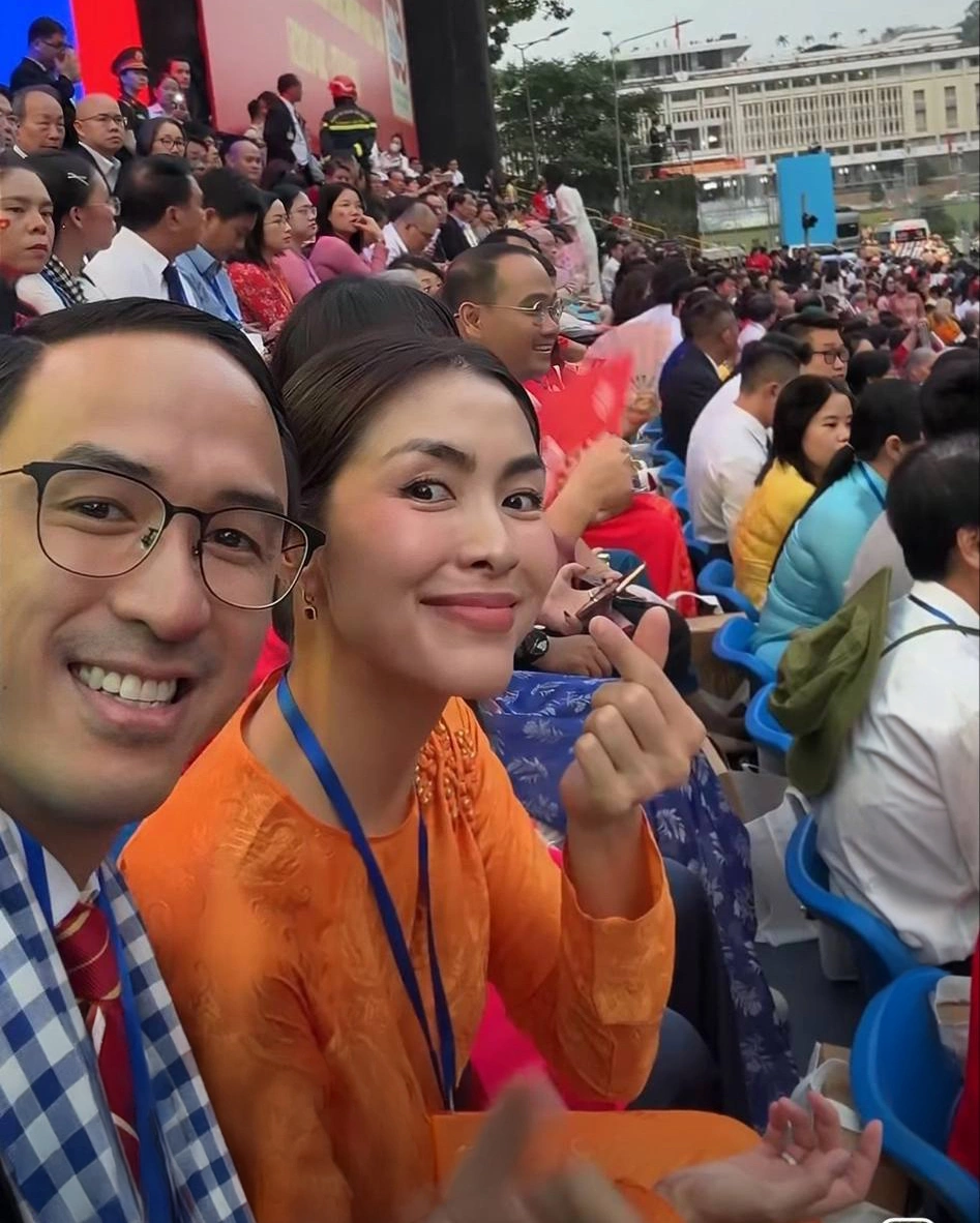 Tăng Thanh Hà hạnh phúc khi xuất hiện trên hàng ghế đại biểu theo dõi diễu hành kỷ niệm 50 năm thống nhất đất nước.